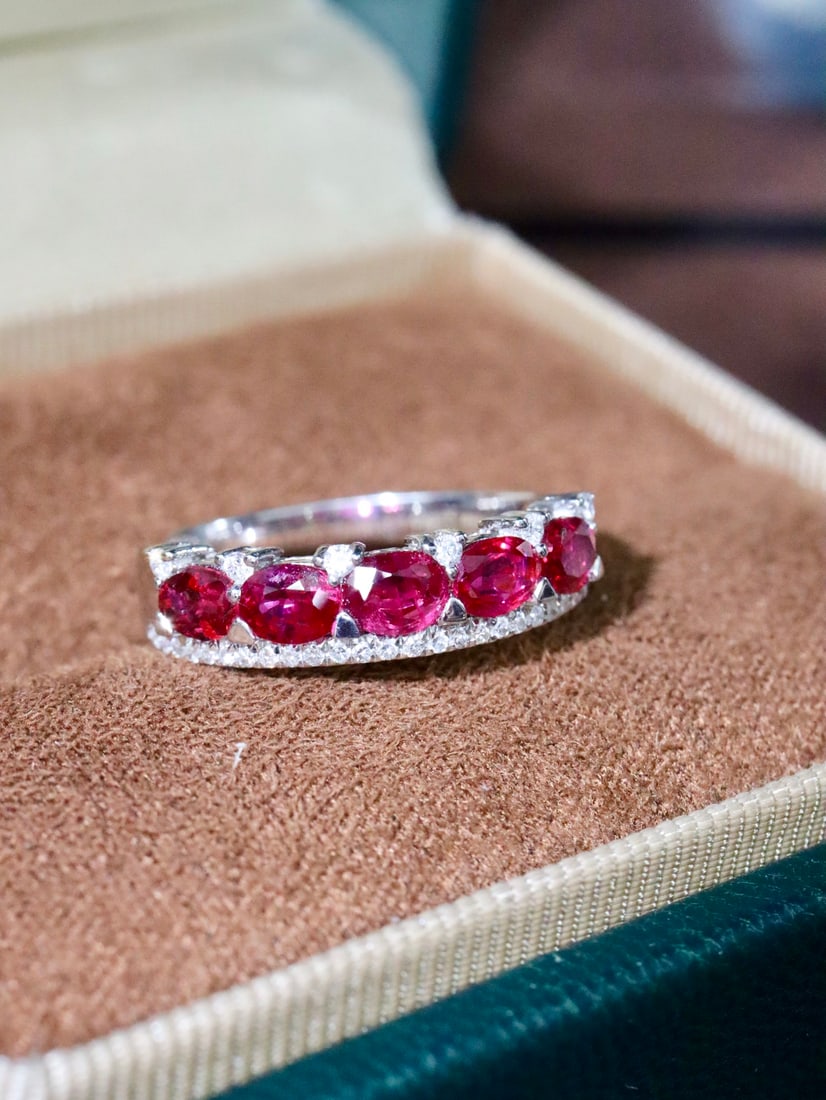 18K Untreated Ruby Ring: 18K Untreated Ruby Ring, High-quality eye-catching ruby cluster ring, each ruby carefully selected, the main stone with bright color and flawless crystal, main stone 1.61ct, gold weight 2.83g,