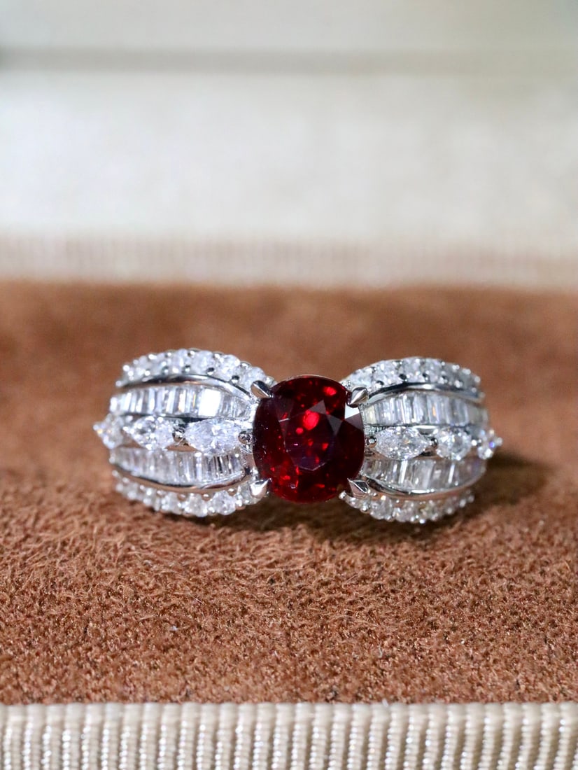 18K Untreated Ruby Ring: 18K Untreated Ruby Ring with intense and pure color, flawless crystal, main stone 1.08ct, gold weight 3.684g, diamonds 0.676ct