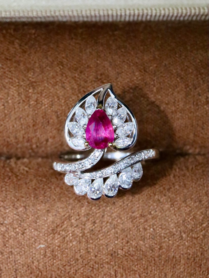 18K Untreated Ruby Ring: 18K Untreated Ruby Ring, the main stone is bright and attractive, with good crystal clarity and sparkling fire, the main stone weighs 0.87ct with a gold weight of 3.92g and diamonds weighing 0.128ct.