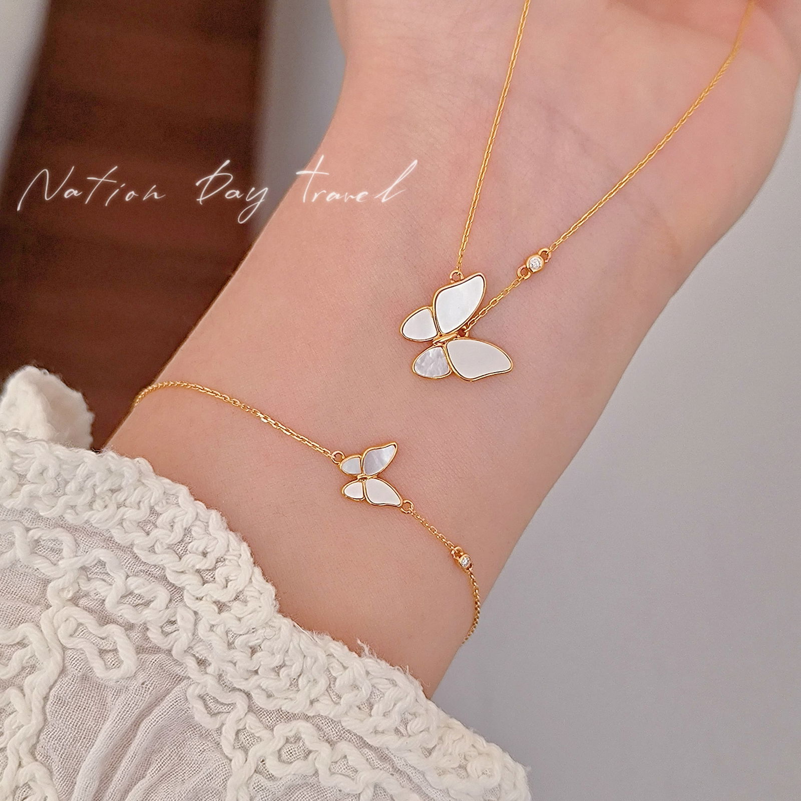 18k Yellow Natural White Shell Diamond Necklace and Bracelet Set: 18k Yellow Natural White Shell Diamond Necklace and Bracelet Set