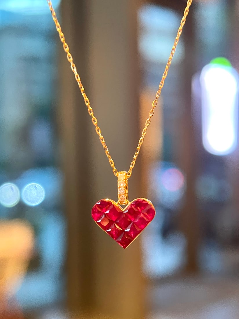 18K Gold Versatile Clasp pigeon blood red heart pendant necklace: Seamless Pigeon Blood Red Heart NecklaceA color as passionate as fire, a presence that dazzlesSparkling diamonds, the classic blockbuster 18k gold versatile buckleMain stone: 1.00ct, d: 0.02ct