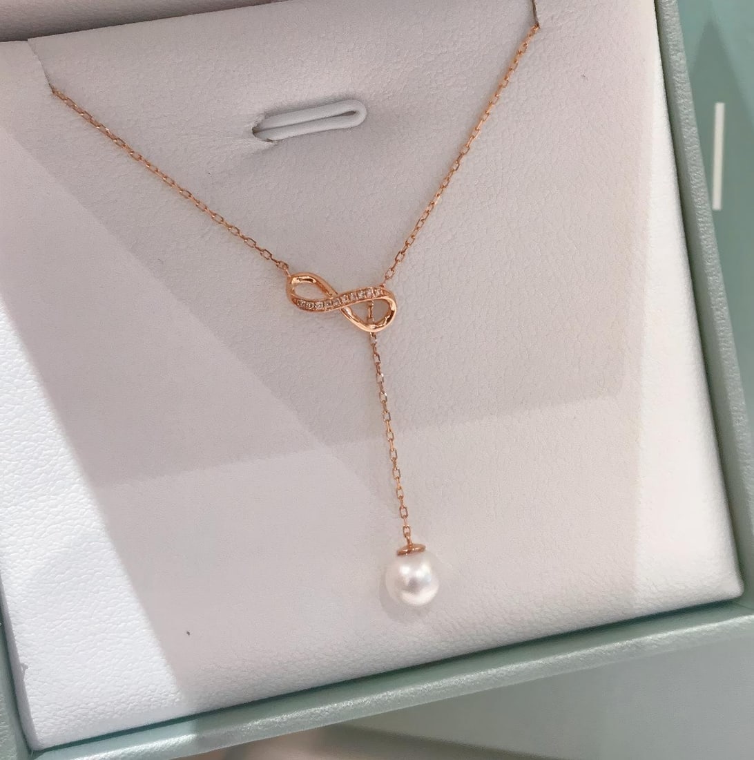 18K Gold Freshwater Pearl Diamond Necklace: 18K Gold Freshwater Pearl and Diamond Necklace