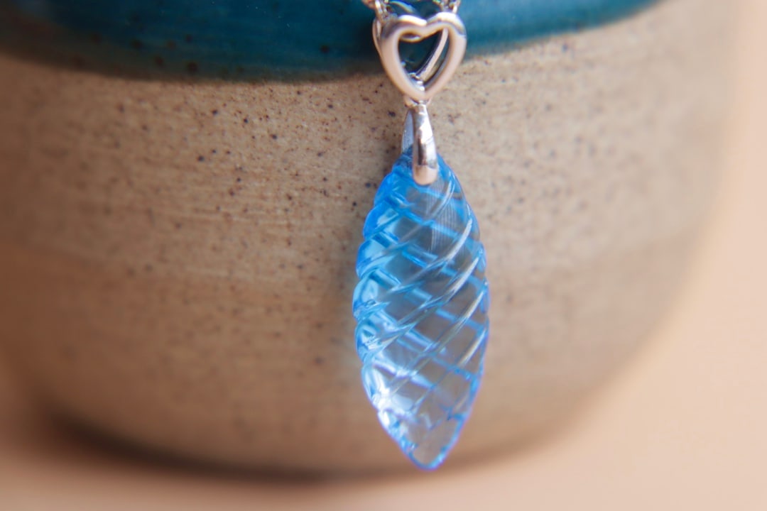 18k Gold Natural Topaz Pendant: 18k Gold Natural Topaz PendantMain Stone 9x22mmPerfect Crystal Clarity, Exquisite Carving, Beautiful Color, Gorgeous Effect When Worn