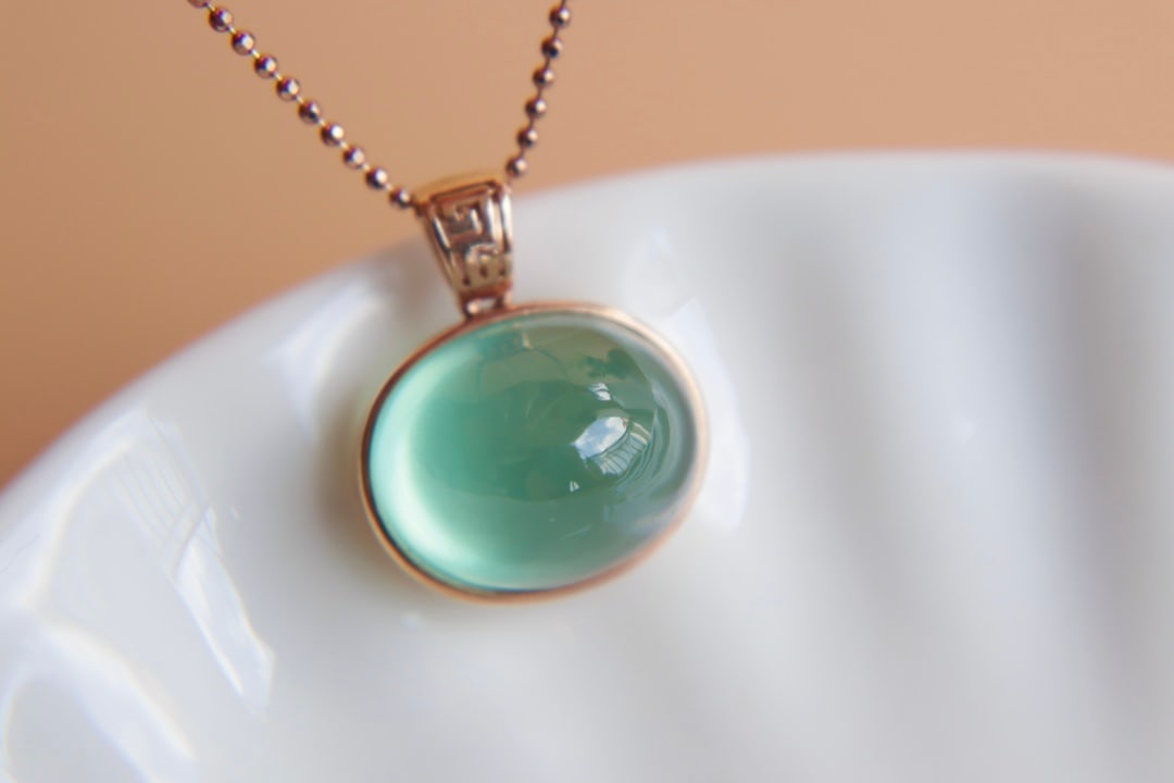 18K Gold Grape Stone Pendant: 18K Gold Grapestone Pendant with 11ct main stoneGood crystal quality and beautiful color