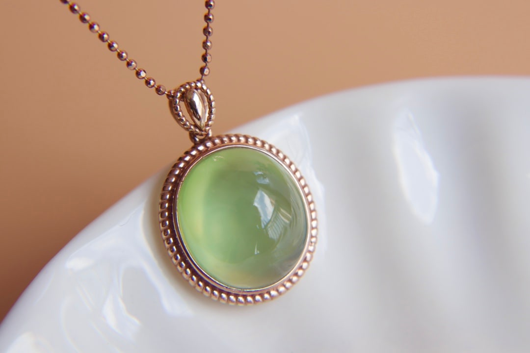 18K Gold Grapestone Pendant: 18K Gold Grapestone Pendant Main Stone 9ctBeautiful Color, Good Crystal