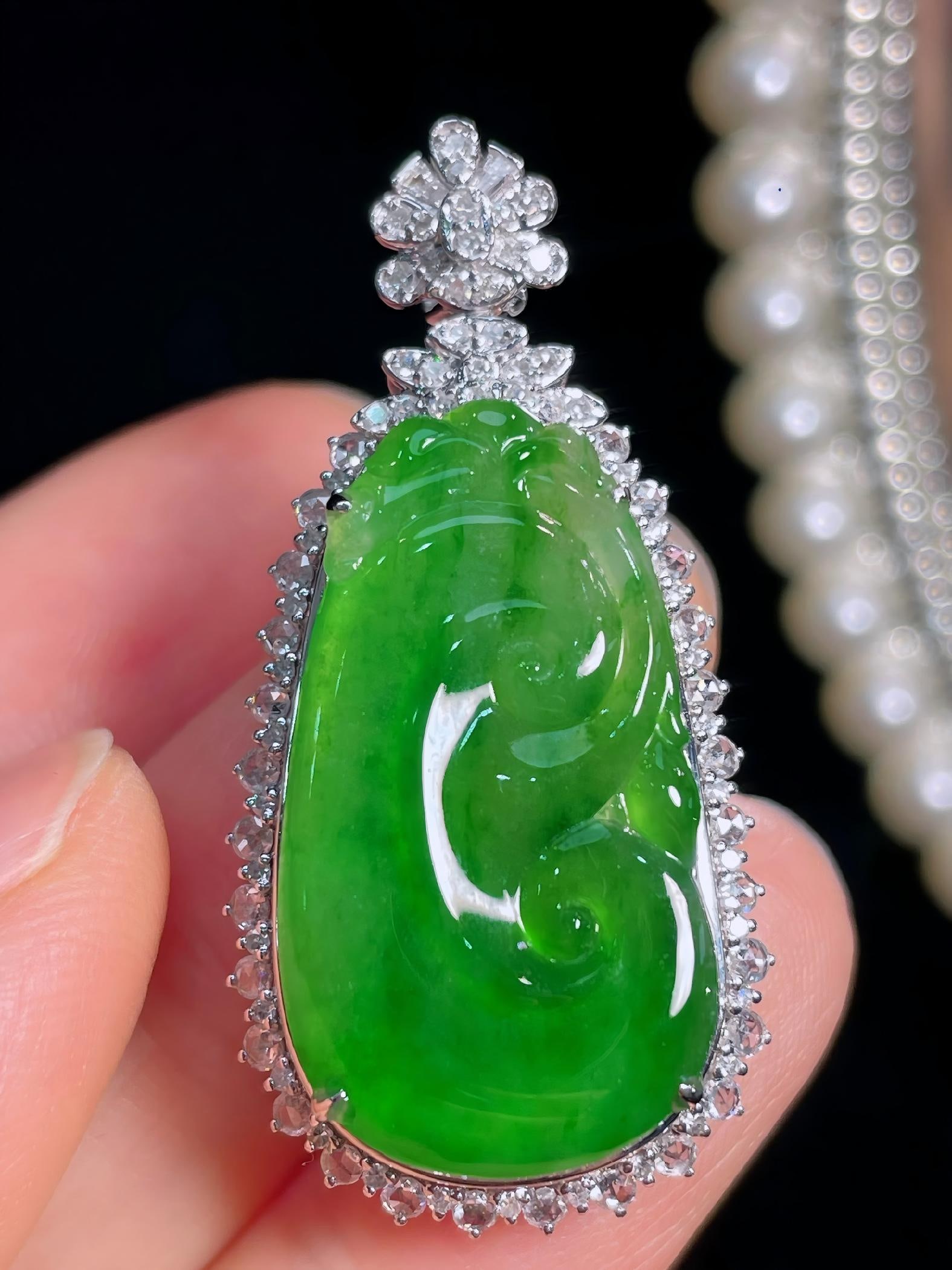 Jade full green Ruyi pendant, 18k gold set with diamonds: Emerald full green Ruyi pendant, 18k gold inlaid with diamonds. Overall dimensions are 41.5x20x9.8mm, the stone itself measures 28x15.5x2.9mm.