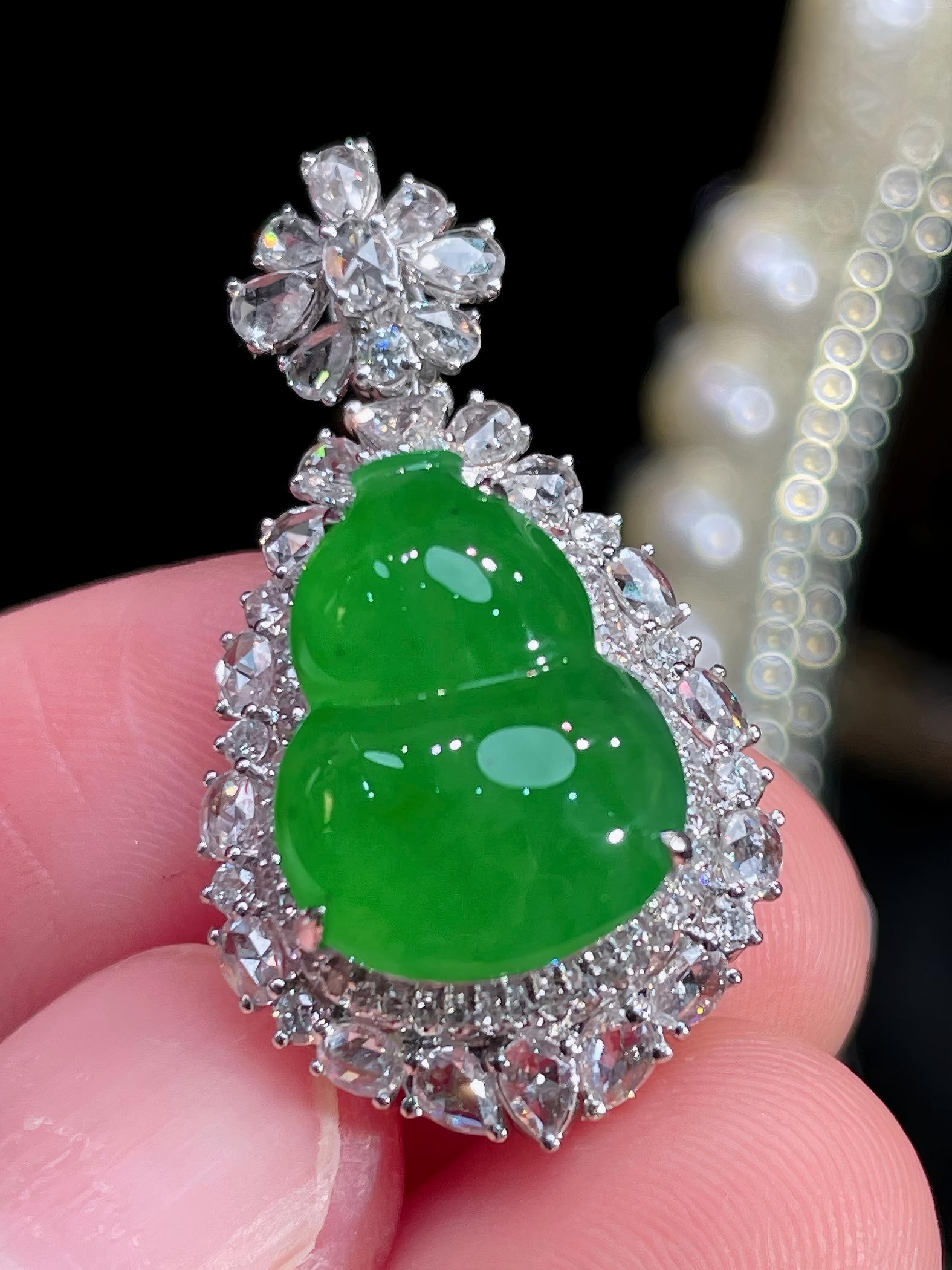 Emerald green jadeite gourd pendant, 18k gold set with diamonds (1 of 5)