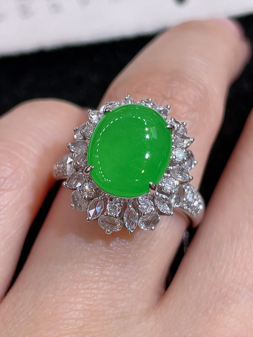 18k gold inlaid with icy green jadeite large pigeon egg ring: 18K gold embedded with jadeite ice green pigeon egg ring, first-class clarity, South African diamond setting, thick and full, high-end and atmospheric, 13.5 ring size, overall 16.8x14.6x12.2mm, bare s
