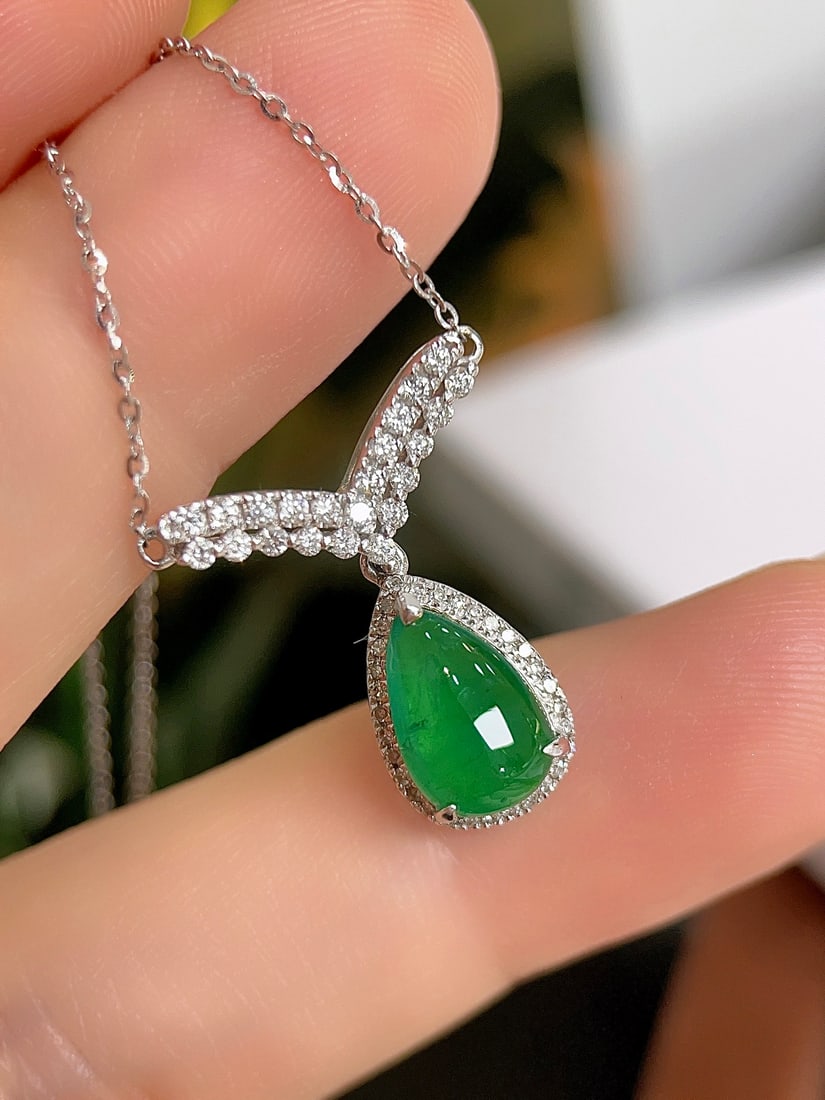 18k Gold Emerald Collarbone Chain Necklace: 18K gold emerald choker with a lustrous ice egg, excellent water, main stone 1.6 carats, diamonds 0.313 carats, gold 2.408 grams