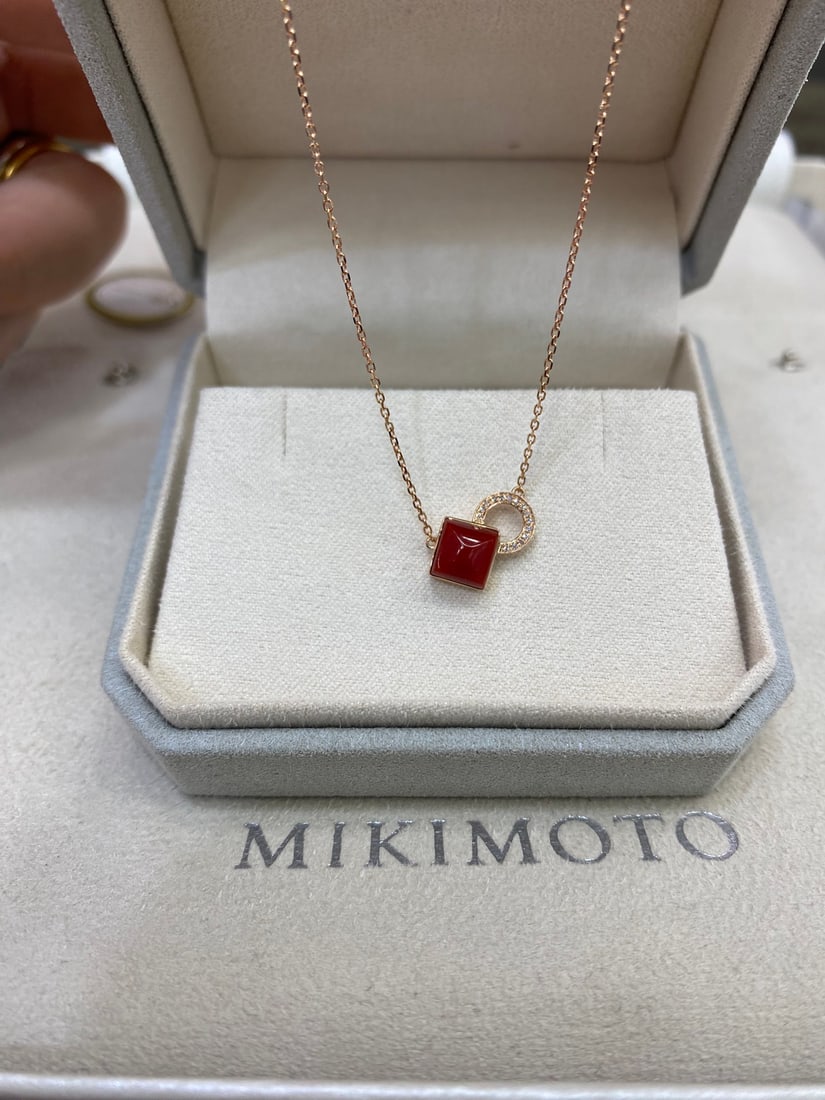 18K Gold Plated Diamond Aka Cow Blood Lock Chain Necklace: Akoya Pearl Blood Red Lock and ChainAkoya Pearl Blood Red Square18k Gold Set with Diamonds, Jelly-Like TextureMoist and Smooth, Rough Stone Size 11.4×7mm