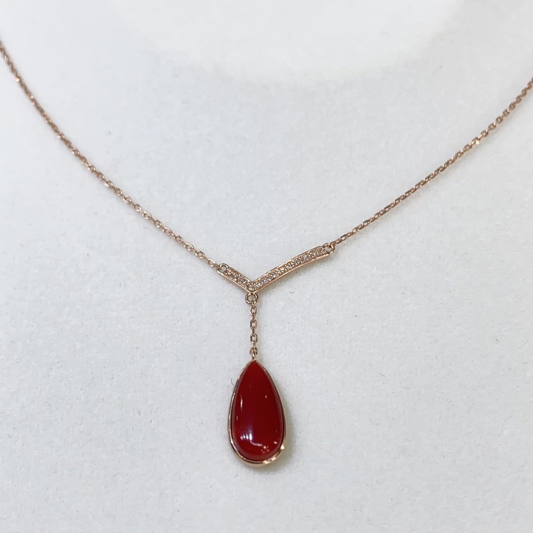 18k Gold Plated with South African Diamonds Red Coral Pendant: Red Coral PendantAkabeni Black Ox Blood Drop, Collarbone Chain18k Gold Clad with South African DiamondsGlass-like texture, transparent and moistNude stone size 14.7×7mm