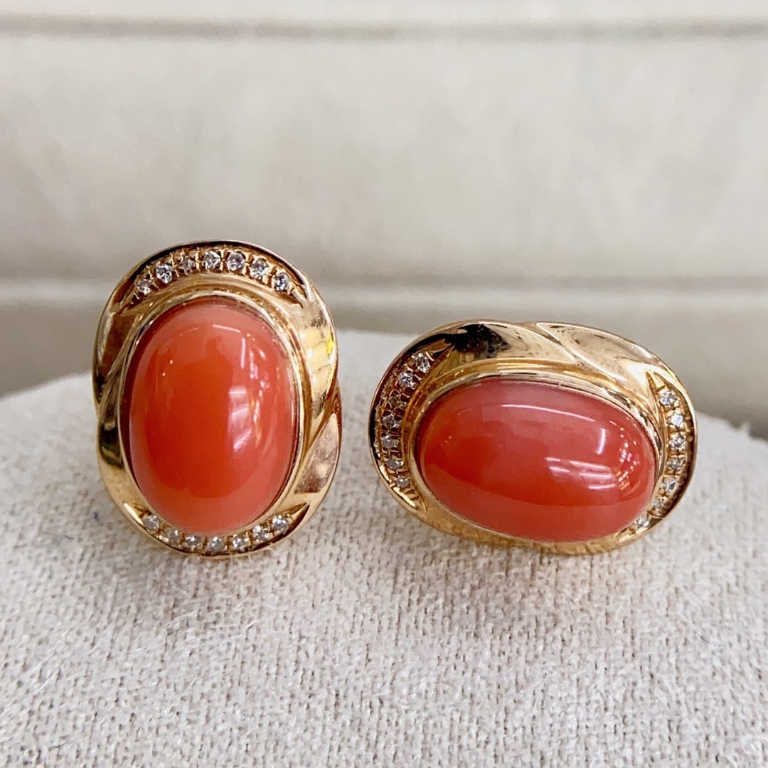 18k Gold Diamond Encrusted Red Coral Stud Earrings: Red Coral StudsMomo Pink Coral Oval18k Gold Set with DiamondsJelly-like textureNaked stone 9.4x7mm