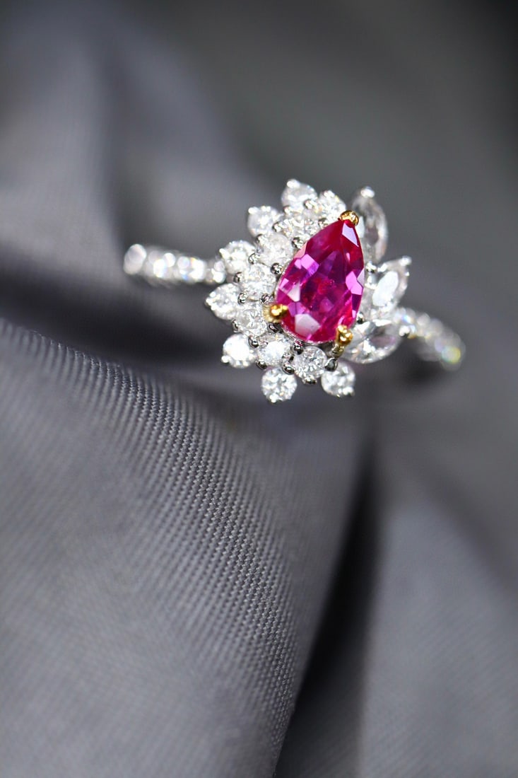 18K Untreated Ruby Ring: Natural unheated ruby ring,Main stone 0.63ct, good color and flawless crystal, set with high-quality diamonds 0.352ct/gold weight 2.60g