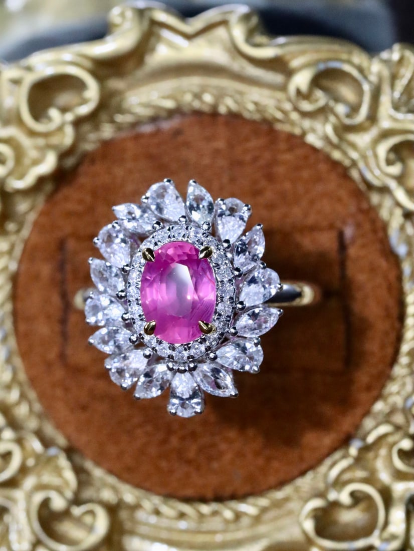 18K Unheated Ruby Ring: The Ruby is hailed as the embodiment of nobility and elegance, like a proud queen, each step is the demeanor of a monarch, originating from Mozambique. 18 No Heat Ruby Ring, gold weight 3.49g, main