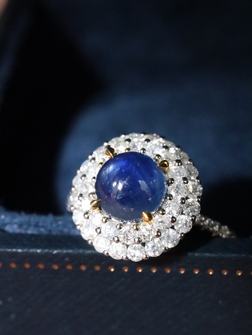 18K Gold Sapphire Ring: A design with a touch of retro style, also a generous model, a noble and elegant style, 18K natural blue sapphire ring, total weight 3.88g. Main stone 2.02ct, diamonds 0.824ct