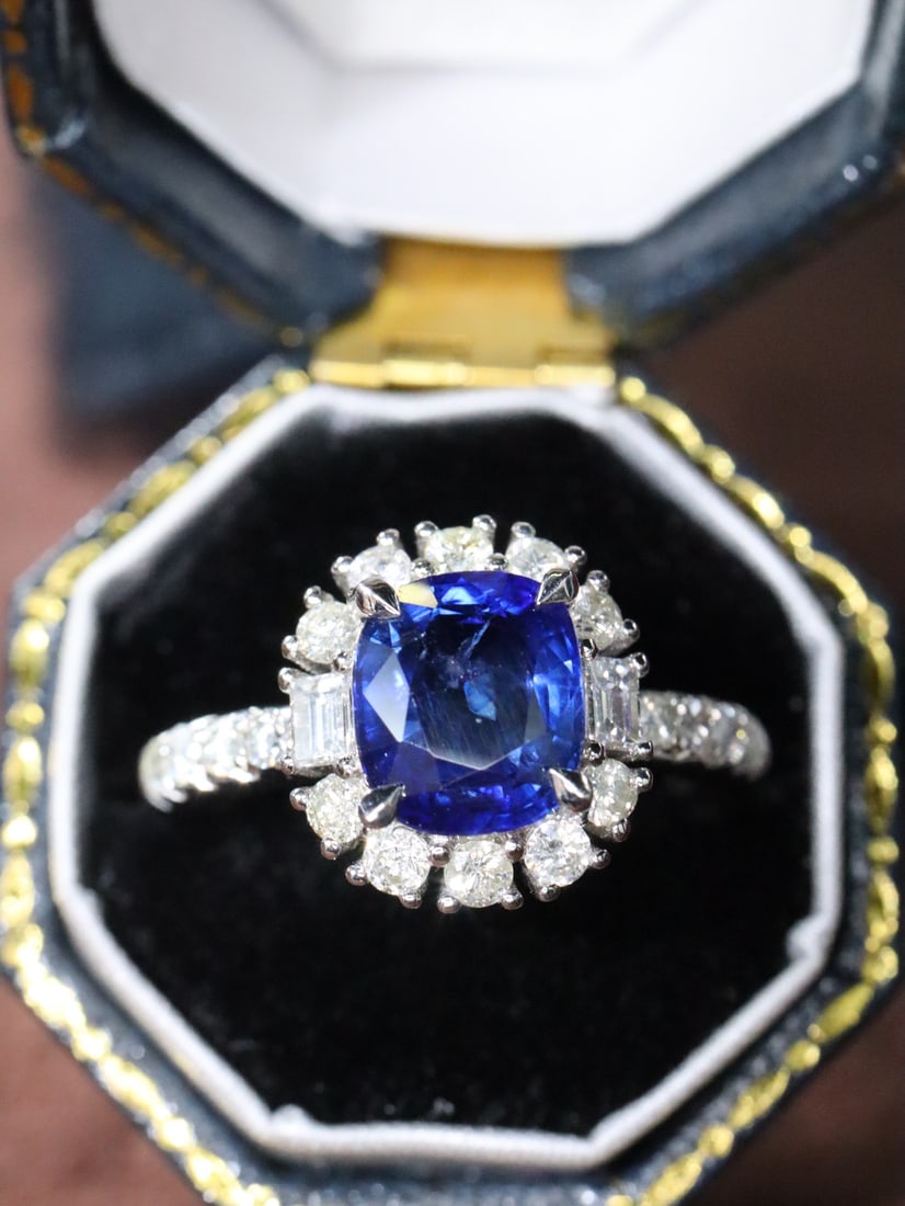 Natural PT950 Sapphire Ring: Natural PT950 Sapphire RingMain Stone 2.0ct Diamond 0.565ct Gold Weight 4.718gSri Lanka Royal BlueHigh-Quality Diamonds, Exquisite SettingThe entire ring is full of elegance, showcasing fairness and