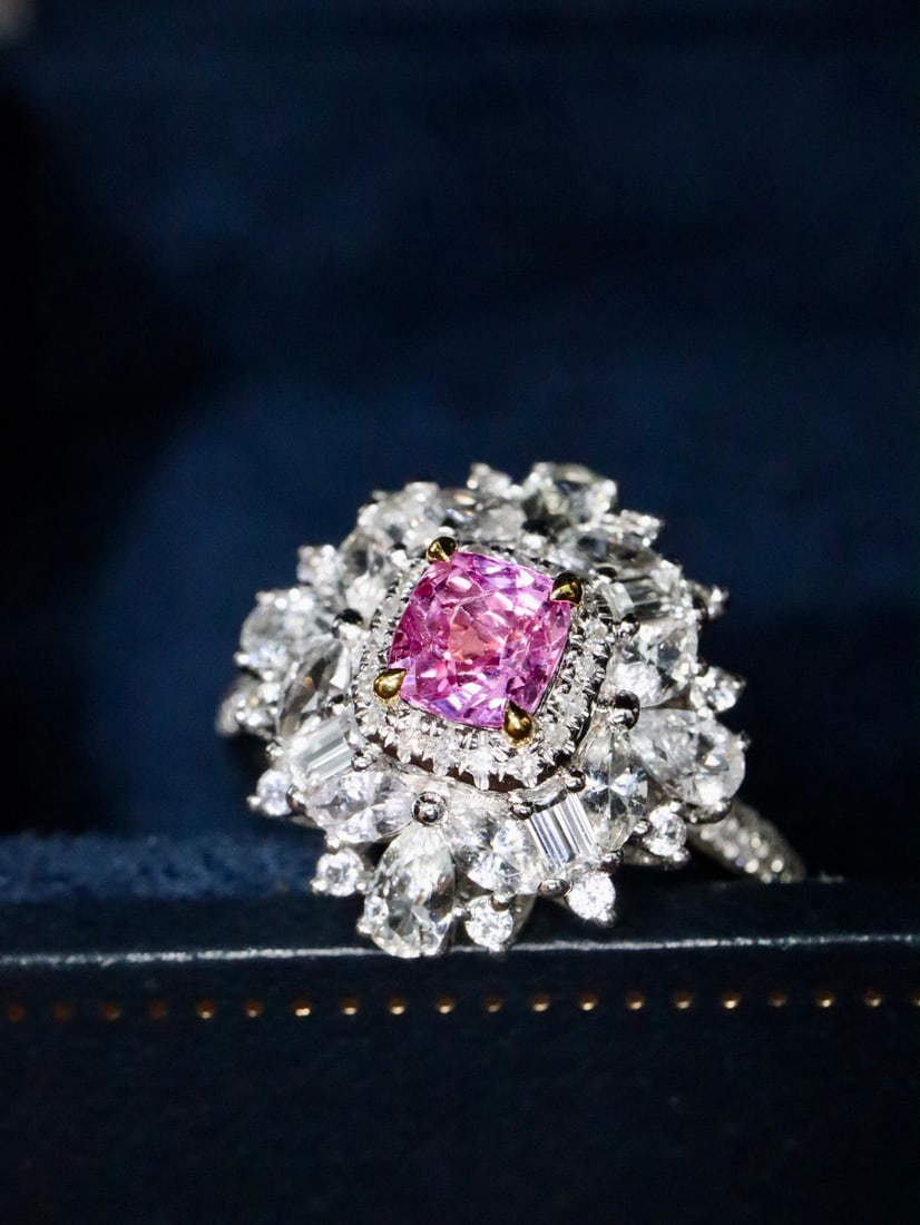 18K Gold Sapphire Ring: 18k Sapphire RingTotal weight 4.10g, main stone 0.64ct, diamonds 0.188ct, white sapphire 1.39ct, a sapphire ring that captures the heart at first sight with its romantic starlight. The interplay of