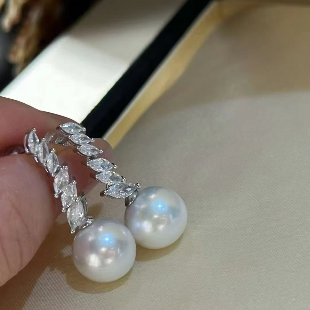 Edison Pearl Earrings: Edison pearl earrings, 11-12mm freshwater pearl embedded fine silver earrings, with good luster, almost flawless basic round strong light, elegant and bright marquise design.