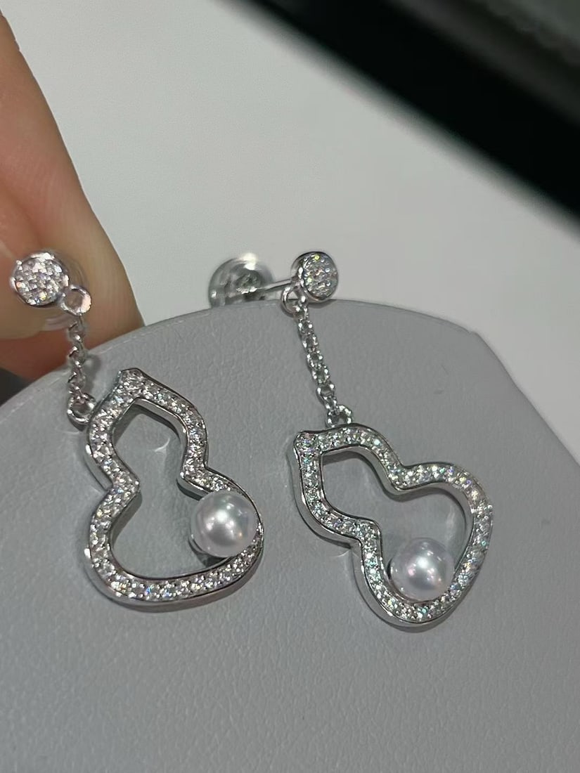 Sterling silver 4-5mm aurora freshwater pearl gourd earrings: Sterling silver 4-5mm aurora freshwater pearl gourd earrings