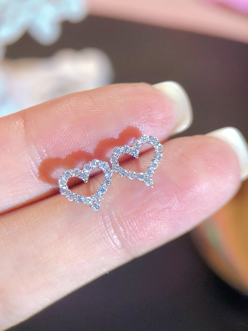 18k gold heart-shaped diamond stud earrings (1 of 6)