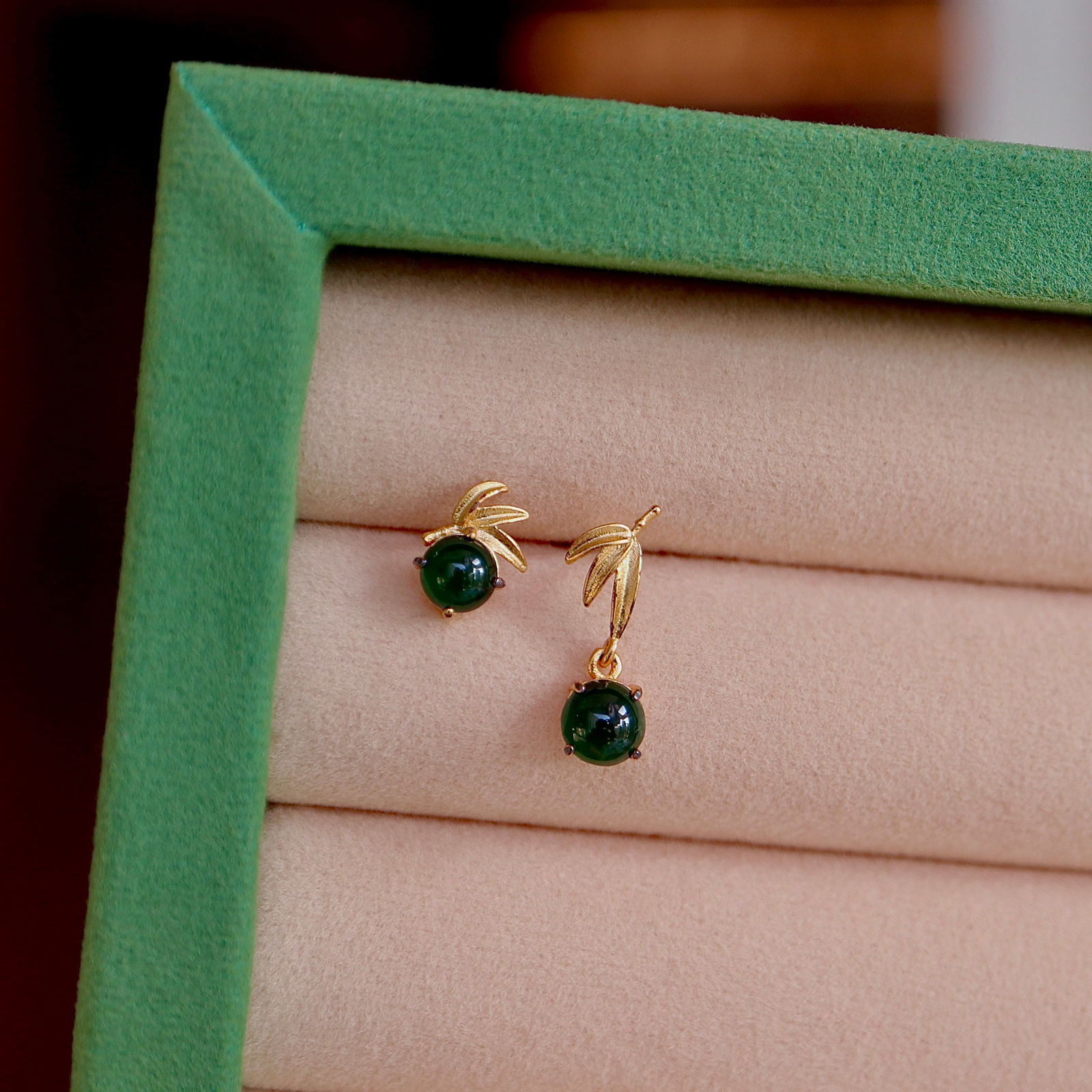 Natural A-grade jadeite earrings, S925 pure silver inlay.: Natural A-grade jadeite earrings, S925 pure silver inlay, approximately 5mm in diameter.