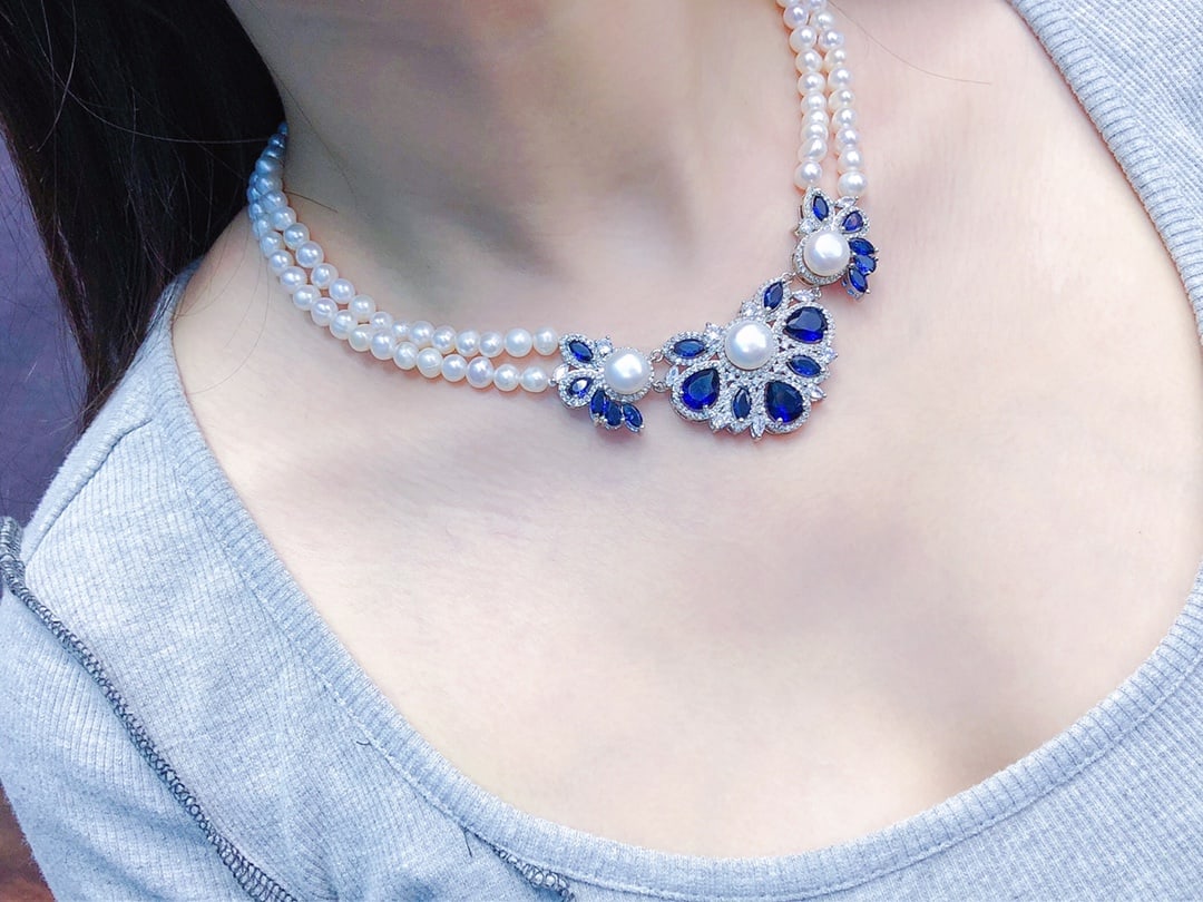 Natural White Pearl Double-layer Neck Chain Necklace: Natural White Pearl Double-layer Neck Chain Necklace, natural white pearls about 6-7mm, luxurious and perfect for pairing with dresses, necklace length about 44cm, weight about 60 grams