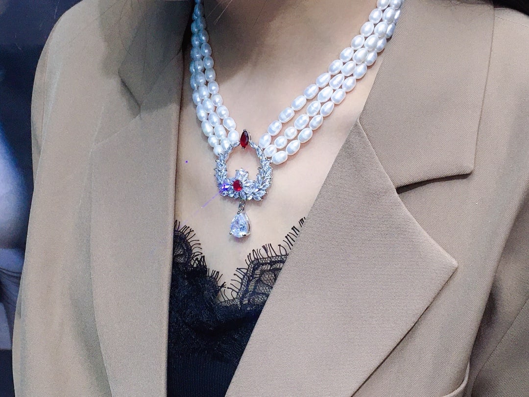 A multi-layered floral wreath necklace, handmade with natural white pearls, pearls about 6-7mm,: A multi-layered floral wreath necklace, handmade with natural white pearls, pearls about 6-7mm, multi-layered necklace, freshwater rice pearl necklace, strong light and slightly round with slight flaw