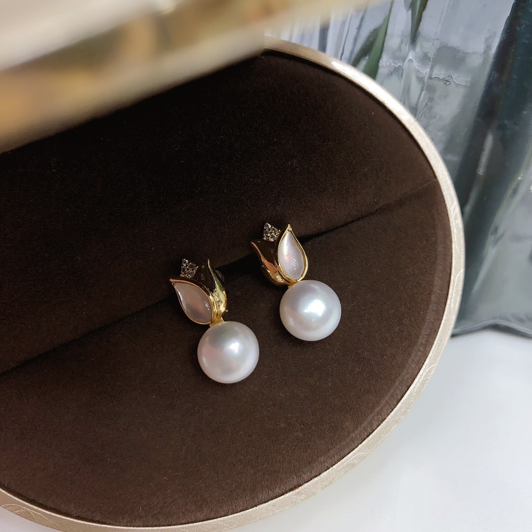 A pair of pearl stud earrings: An elegant earring, simple and stylish, everyday match, natural freshwater pearls about 8-9mm