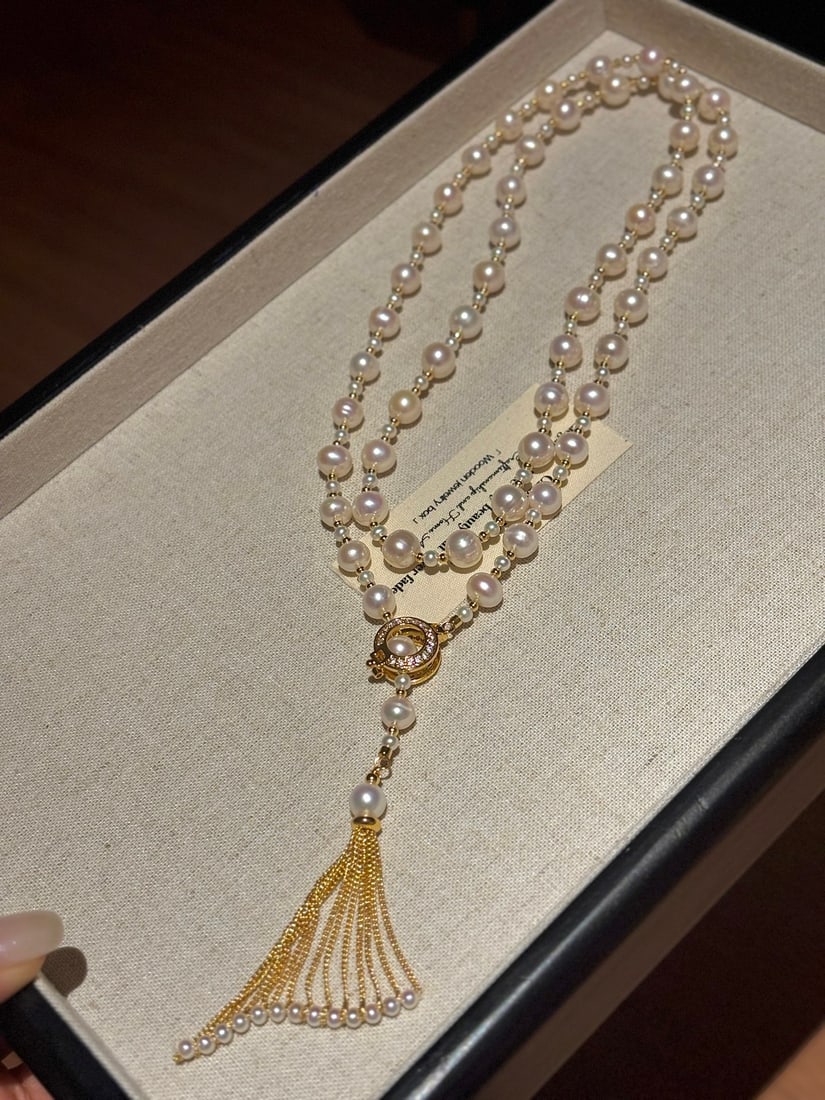 Pearl necklace sweater chain: 8-9mm freshwater pearls lustrous and bright, 3-4 spacer beads to accentuate, the style fits the neck and is very elegant