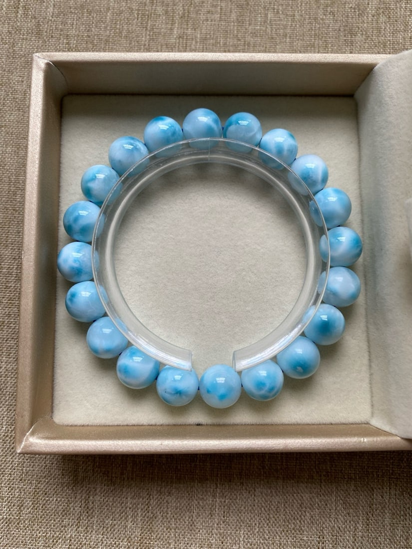 Natural Dominican Republic icy type agatized stone round bead bracelet: Natural Dominican Republic icy type agatized stone round bead bracelet, specifications: 10mm, weight: 30.1 grams