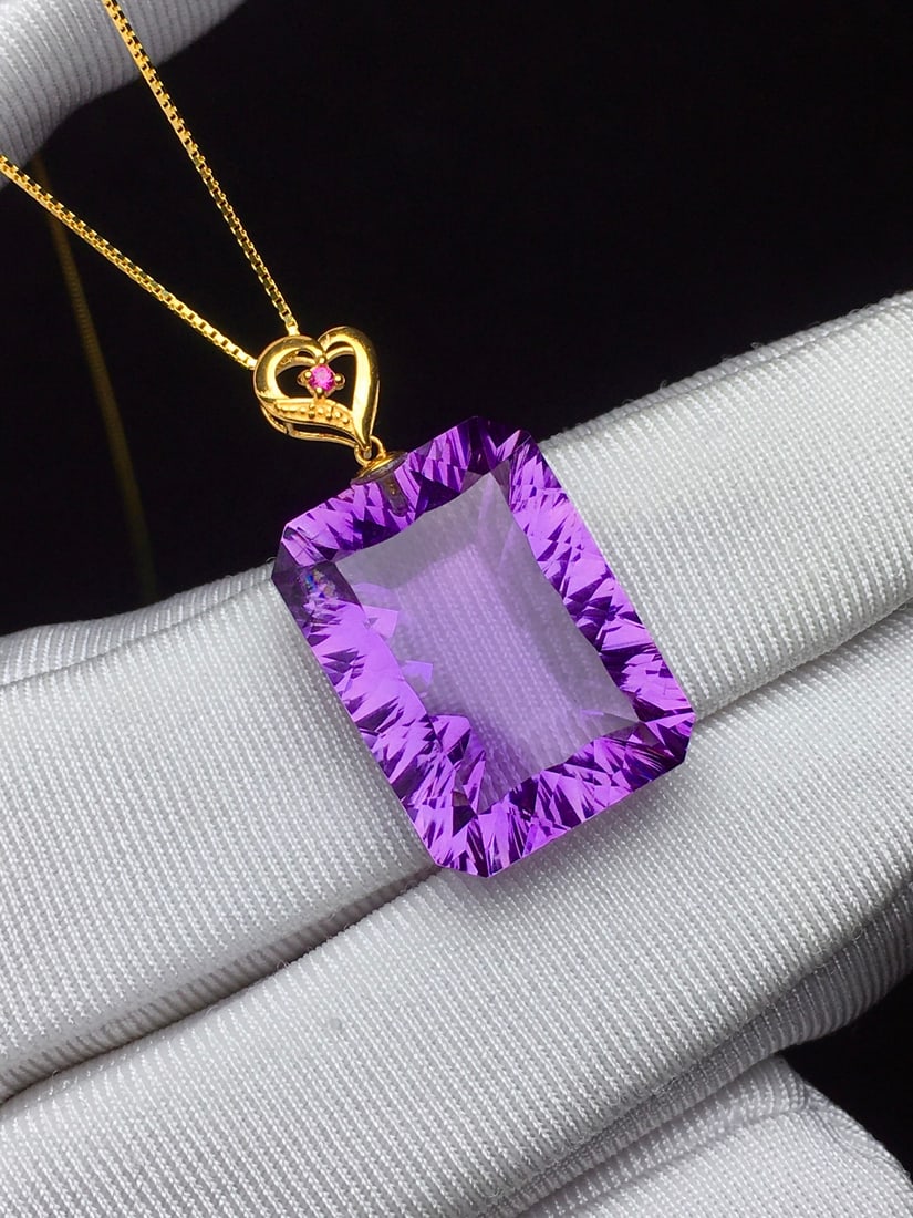 Exquisite 18k gold clasp inlaid with pure natural Uruguayan amethyst, No worries plaque pendant: 18k gold clasp embedded with natural Uruguayan amethyst, millennium face, worry-free pendant with pure quality, comes with silver chain, bare stone size: 17x13.7mm