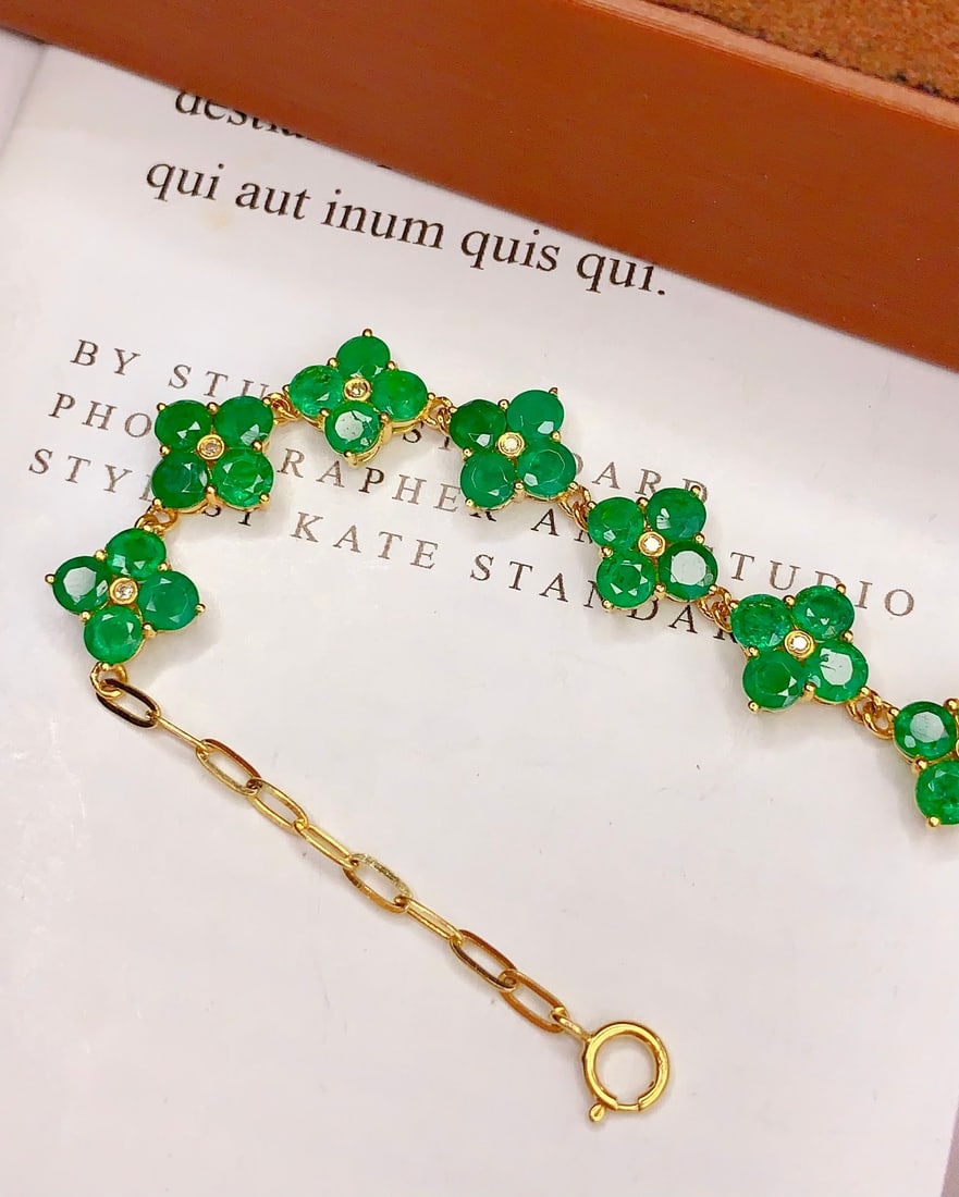 18k Natural Emerald Bracelet: 18k Natural Emerald BraceletTotal Weight: 5.02 gramsMain Stone: 8.8 caratsDiamonds: 8