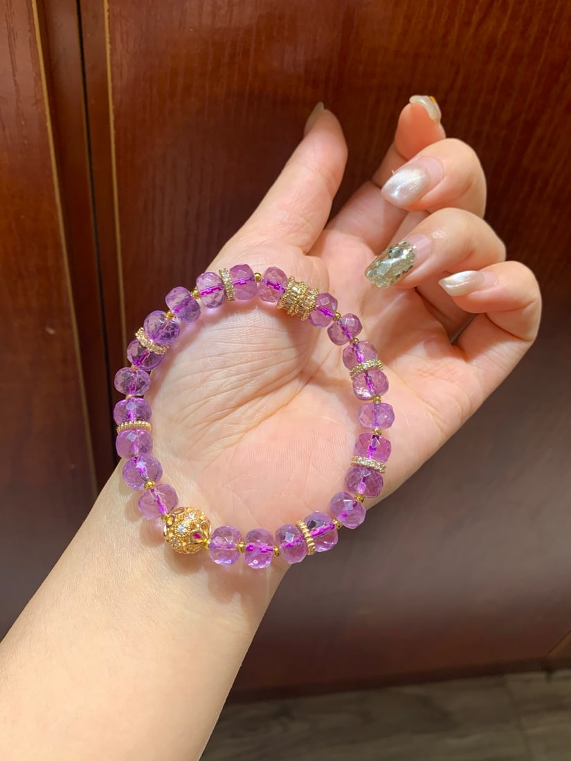 Natural amethyst bracelet: Original design; Natural amethyst faceted, near vitreous body, crystal extremely clean, size: 8.5mm, noble and mysterious, simple and elegant, lively on the wrist, amethyst symbolizes wisdom and coura