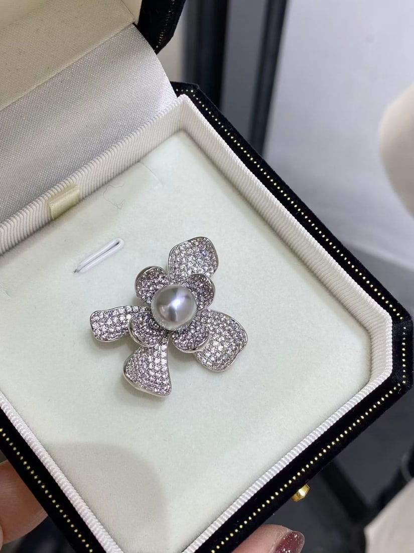 Exquisite 8-9mm real momme brooch: Exquisite 8-9mm Akoya Pearl Brooch