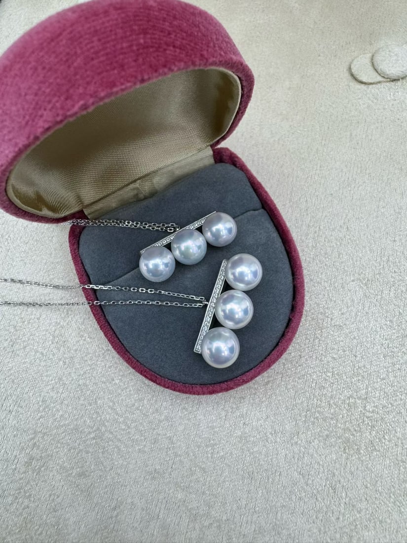 Pearl balancing bar necklace: Pearl balancing bar necklaceFine silver version, 8-9mm Aurora freshwater pearlsNear-round with extremely minor flaws