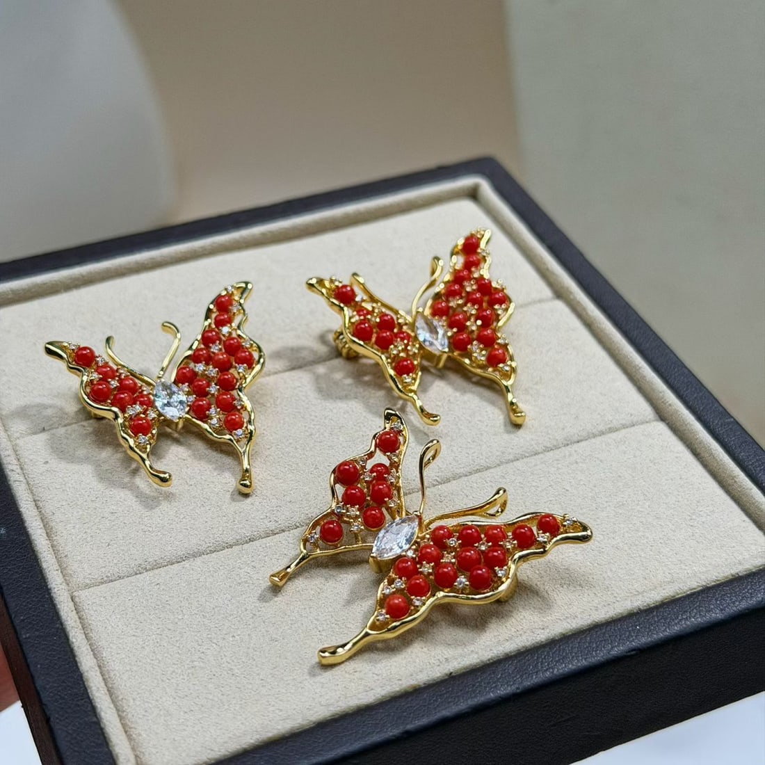 Natural red coral fashionable butterfly brooch: Natural red coral fashionable butterfly brooch, simple and elegant, cute and playful