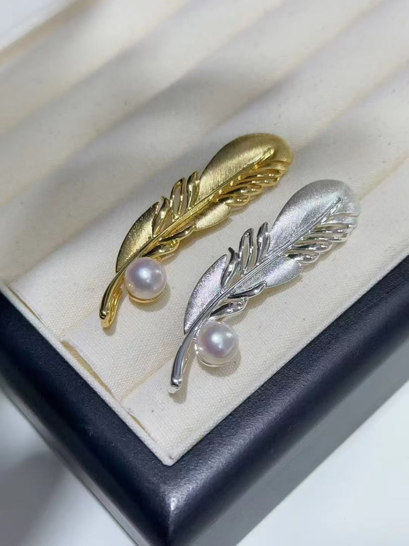 Pearl brooch: An exquisitely crafted matte feather design, paired with 7-8mm sea AKOYA, versatile (chain not included), gold and silver colors will be shipped at random.
