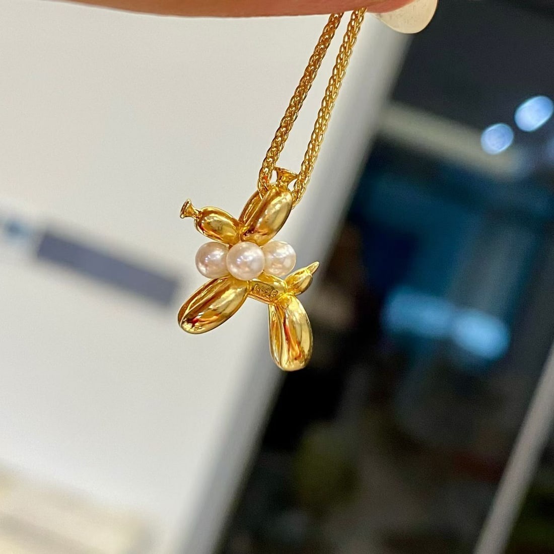 Pure Silver Pearl Necklace: Cute Balloon Dog, with 3-3.5mm freshwater ak pearls, a total of 5 pearls, made of pure silver.