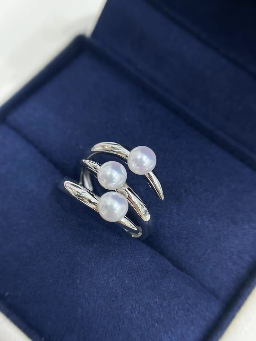 Adjustable silver ring with a 4-5mm freshwater pearl.: Silver ring, adjustable, with a 4-5mm freshwater pearl and a mirror finish.