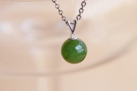 18K Gold Jade Pendant (1 of 10)
