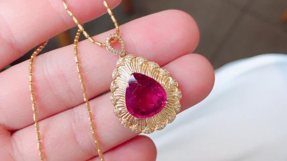18K Gold Tourmaline Pendant: 18K Gold Luliang Bixi PendantRich and vibrant color, full and roundTotal weight 4.25g, stone weight 5.84ct, 69 diamonds