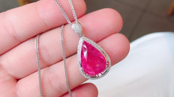 18K Gold Tourmaline Pendant: 18K Gold Ruby Beryl Pendant, with rich and vivid color, full and rounded shapeTotal weight of 3.75g, stone weight of 8.63ct, with 107 diamonds