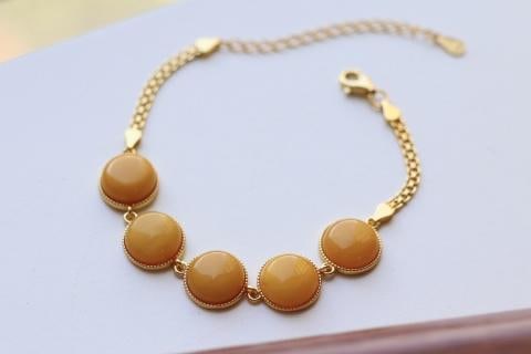 Silver 18K Gold Old Wax Bead Surface Bracelet: Elegant and sophisticated old wax multiple particle egg surface bracelet. Pure silver plated with 18k gold, naked stone 10mm, rich wax quality, elegant and design, extremely high-end feeling when worn