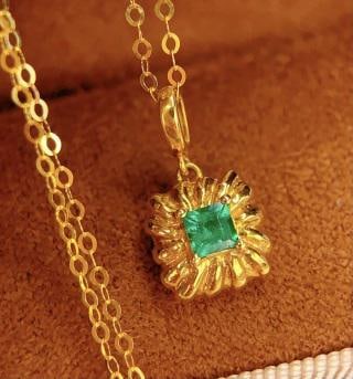 18K Natural Emerald Clavicle Chain: 18K Gold Natural Emerald Collar Chain Total Weight: 1.37g 250219023Main Stone: 0.3 caratsDiamonds: 0