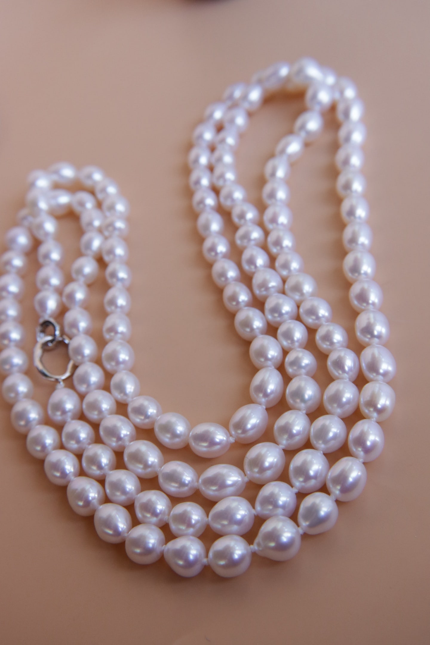 Natural Freshwater Pearl Necklace: Natural Aurora Freshwater Pearl Necklace (7-10mm) with beautiful luster and good clarity