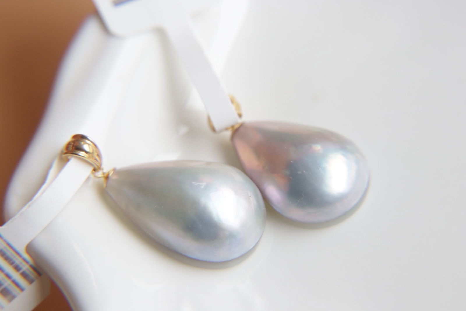 18K Gold Japanese Sea Water Mother-of-Pearl Pendant: Aurora 18K Gold Japanese Akoya Pearl Pendant - Not from Indonesia or Australia. Unique luster from the Amami Islands of Japan. Waterdrop shape, size 12x17 mm