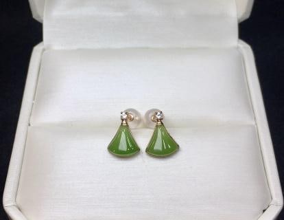 18K Rose Gold Hetian Jade Earrings: Exquisite Hetian nephrite earrings in 18K rose gold setting. The design is exquisite and versatile, with jade surface dimensions of 8*11mm in a fan shape. The water content is exceptionally good and