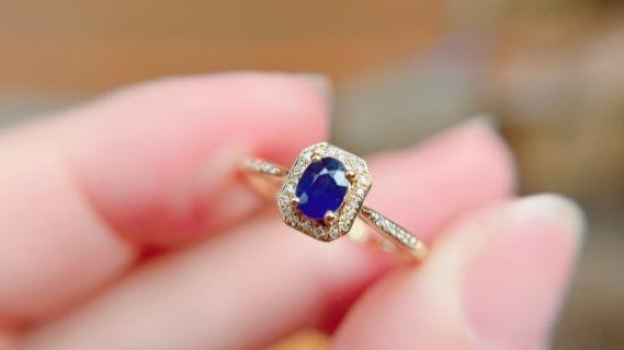 18K Gold Natural Sapphire Ring: 18K Gold Diamond Natural Sapphire RingRadiant and elegant, with a deep and mysterious blue color,Total weight 1.21g, stone weight 0.44ct, with 32 diamonds