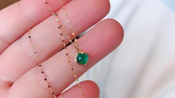 18K Gold Emerald Choker Necklace: 18K Gold Emerald Choker with Sugar Tower, gemstone weight 0.59ct