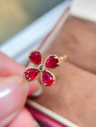 18K Gold Ruby Ring: 18K gold ruby ring with pigeon's blood red, bright color series, the design of a four-leaf clover is super sweet! The main stone is about 0.8 carats, with 8 diamonds and 1 white sapphire, weighing 1.3